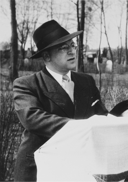 Norbert Wollheim hält eine Rede bei der Einweihung des jüdischen Friedhofs in Lübeck, 1948. (United States Holocaust Memorial Museum, courtesy of Norbert Wollheim)