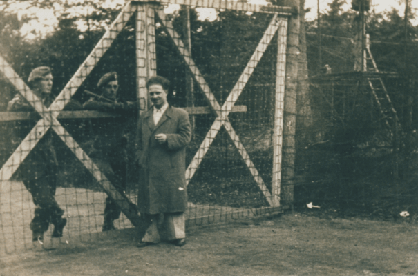 Benjamin Gruszka bei seiner Arbeit als Übersetzer im Lager Pöppendorf, 1947 (Jüdisches Museum)